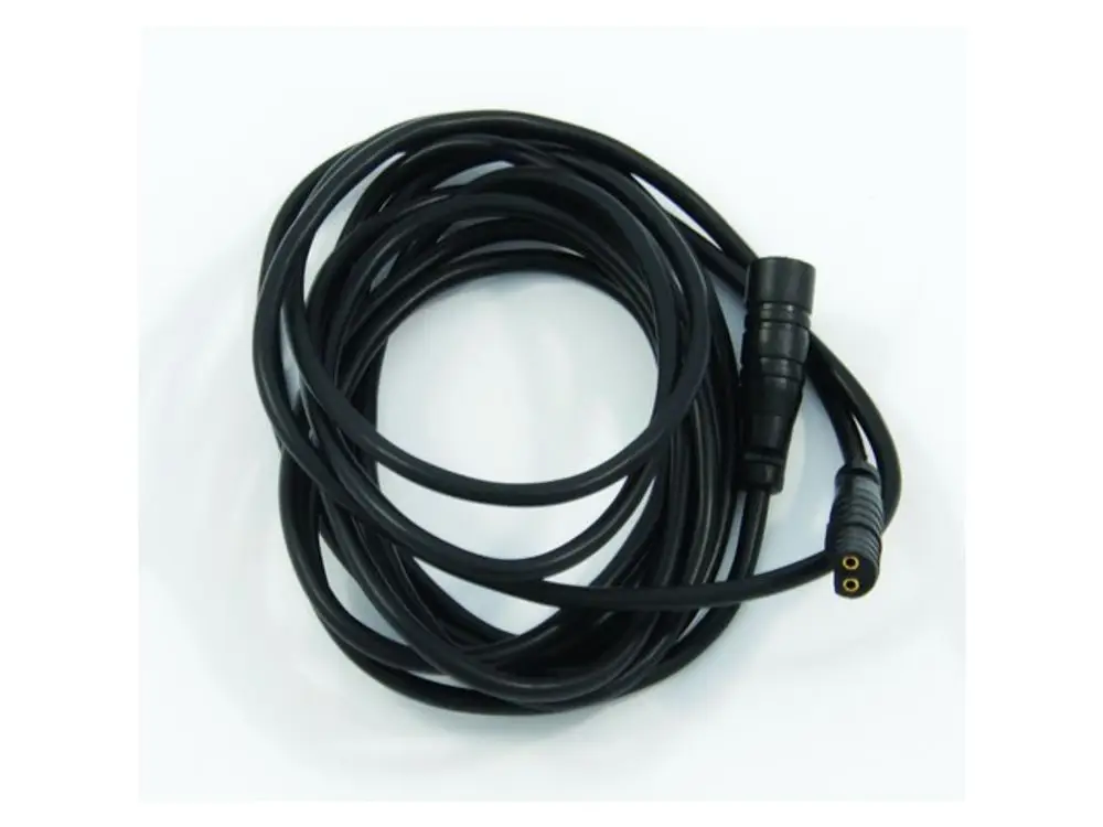 Schwarzes Kabel mit Steckern an beiden Enden, verwendet in Kombination mit Produkten von Ideal Standard. Flexibel und für verschiedene Anwendungen geeignet.